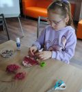 b_120_0_16777215_0_0_img_aktualnosci_zajecia_plastyczne_wielkanoc_2025_swiateczne_zajecia_plastyczne_042025-7.jpg